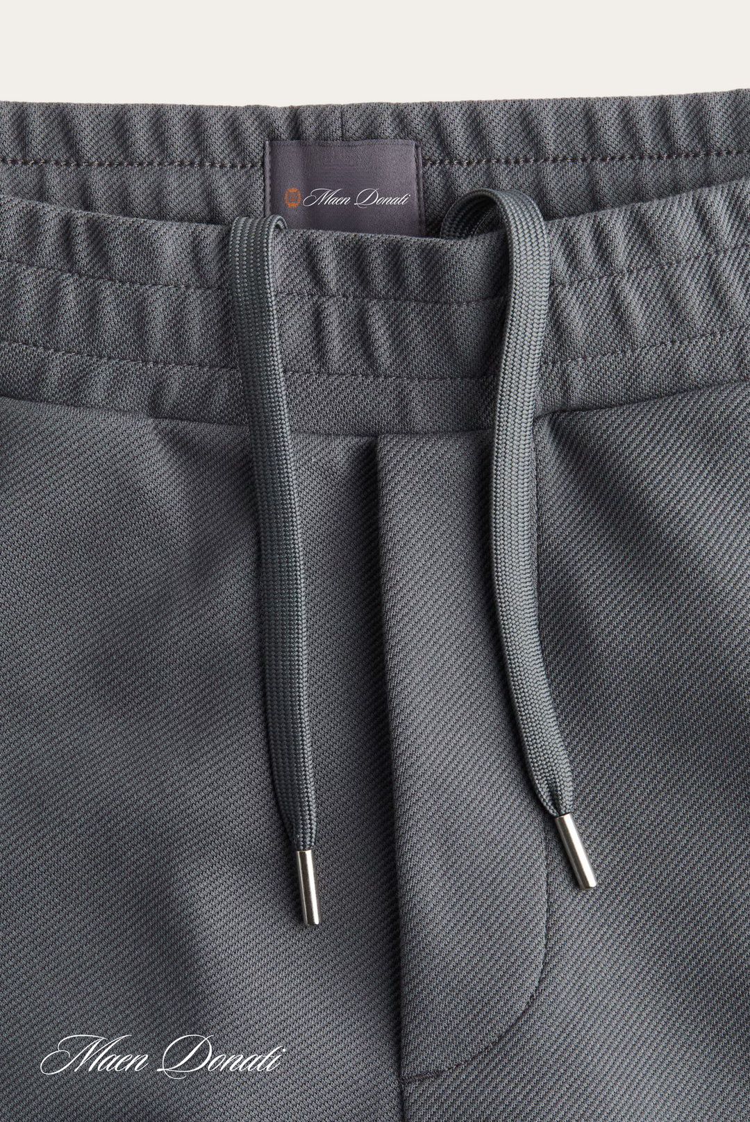 Graue Jogginghose mit Kordelzug, elastischer Bund, Mikrofaserstoff, sportlich, bequem.
