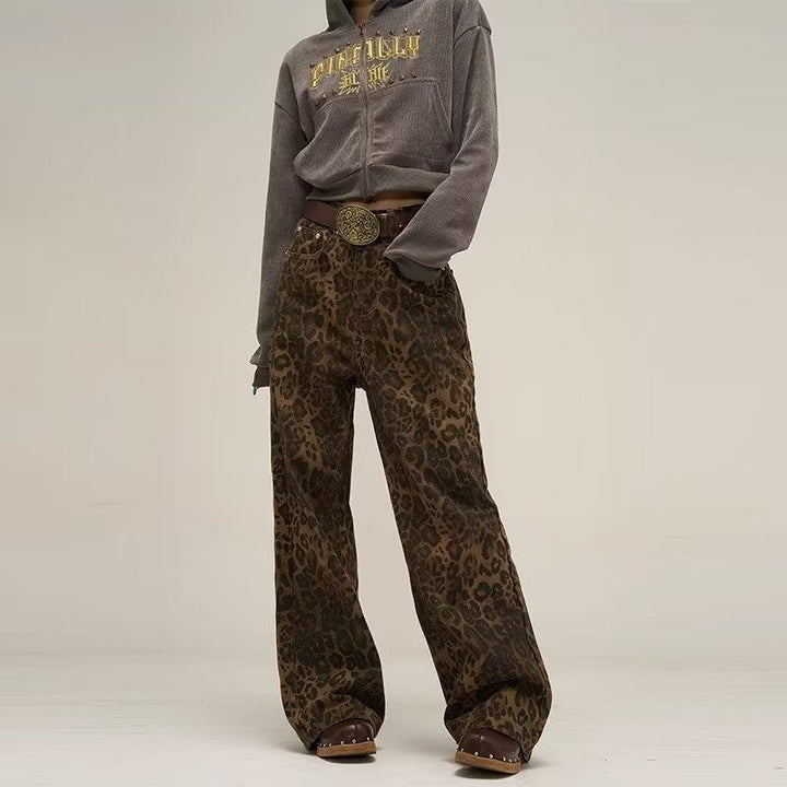Damen-Outfit mit grauem Hoodie und brauner Leopardenhose, modisch, lässig, Herbstmode.