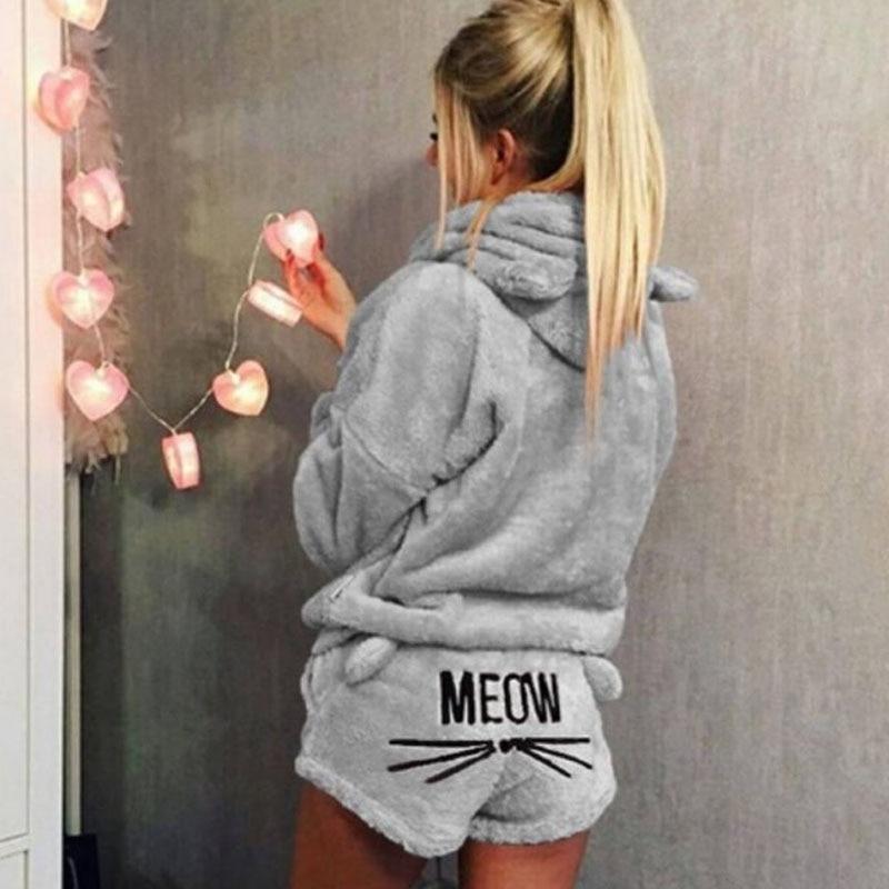 Flauschiger grauer Katzen-Pyjama mit Kapuze und Ohren, gemütliche Nachtwäsche für Damen.