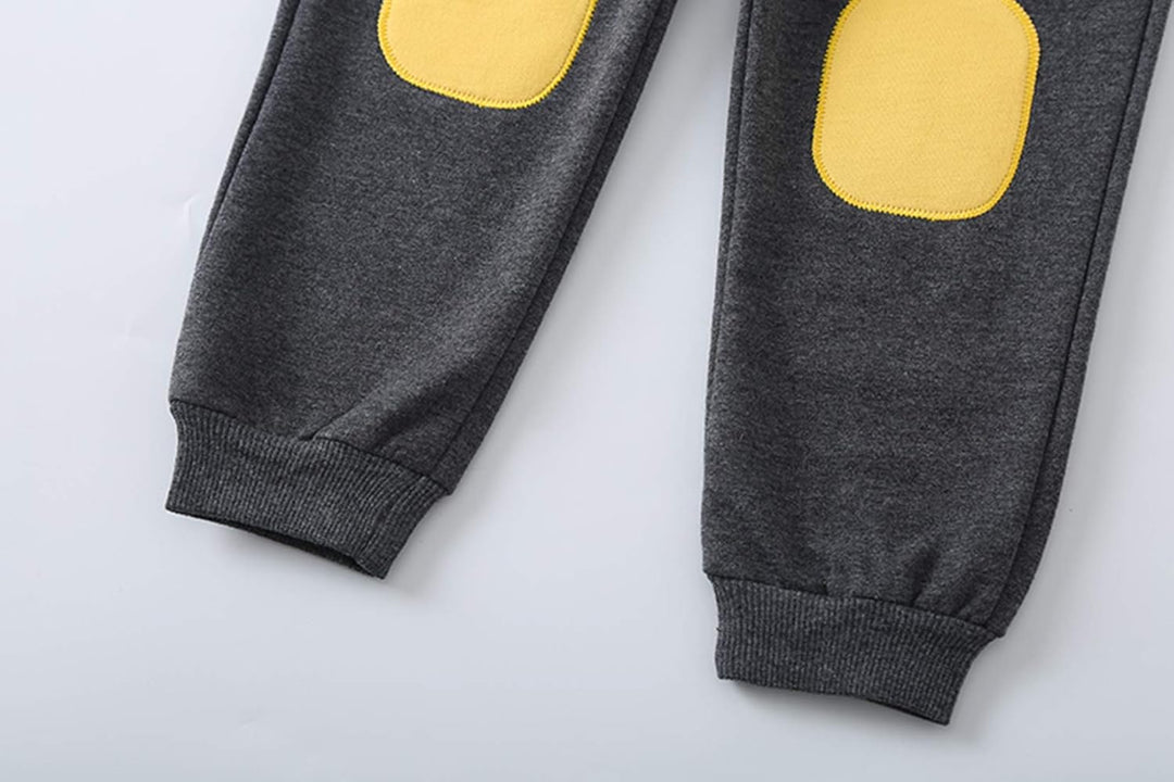 Dunkelgraue Kinderhose mit gelben Knieflicken, Baumwolle, bequem, langlebig, modisch.
