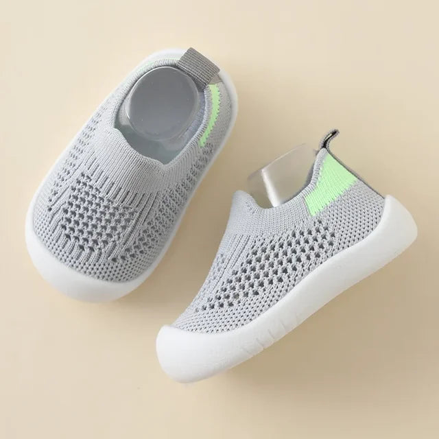 Graue Kinder-Sneaker aus Mesh, atmungsaktiv, rutschfest, weiche Sohle, für Jungen und Mädchen.