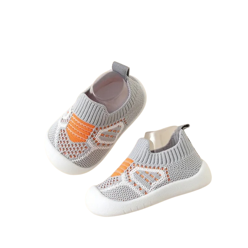 Graue Babyschuhe aus Strick mit orangefarbenen Akzenten, rutschfeste Sohle, bequem.
