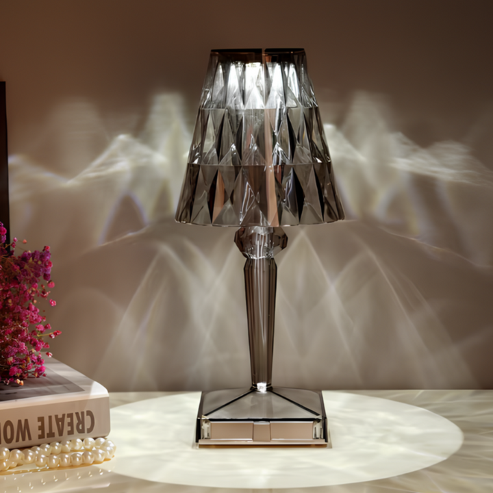 Graue Kristalltischlampe, modernes Design, elegantes Lichtspiel, Dekoration, Wohnzimmerbeleuchtung.