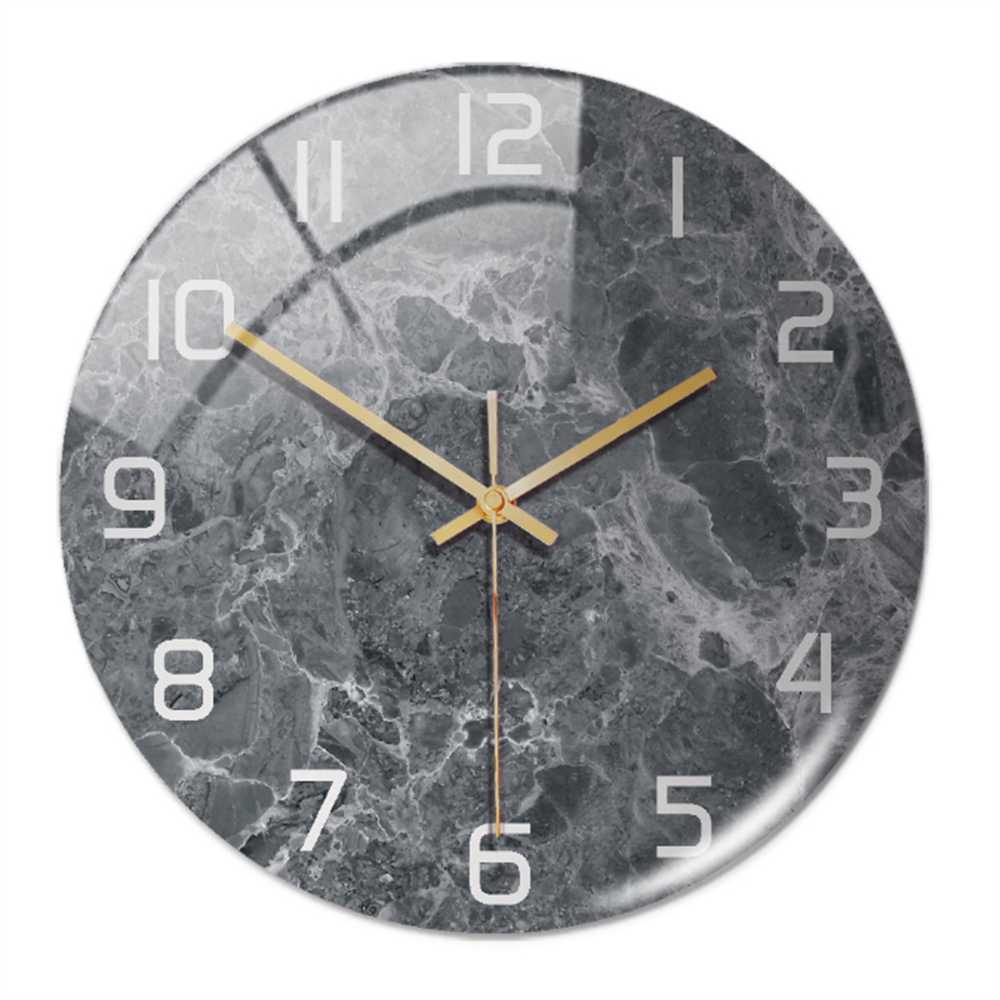 Graue Marmor-Wanduhr mit goldenen Zeigern, modernes Design, runde Form, stilvolle Dekoration.