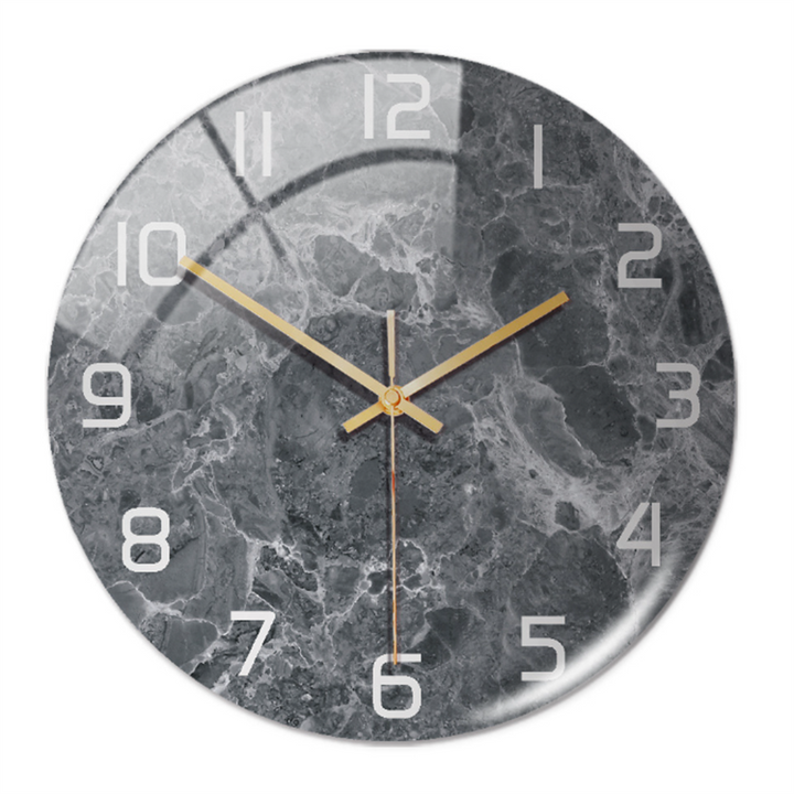 Graue Marmor-Wanduhr mit goldenen Zeigern, modernes Design, runde Form, stilvolle Dekoration.