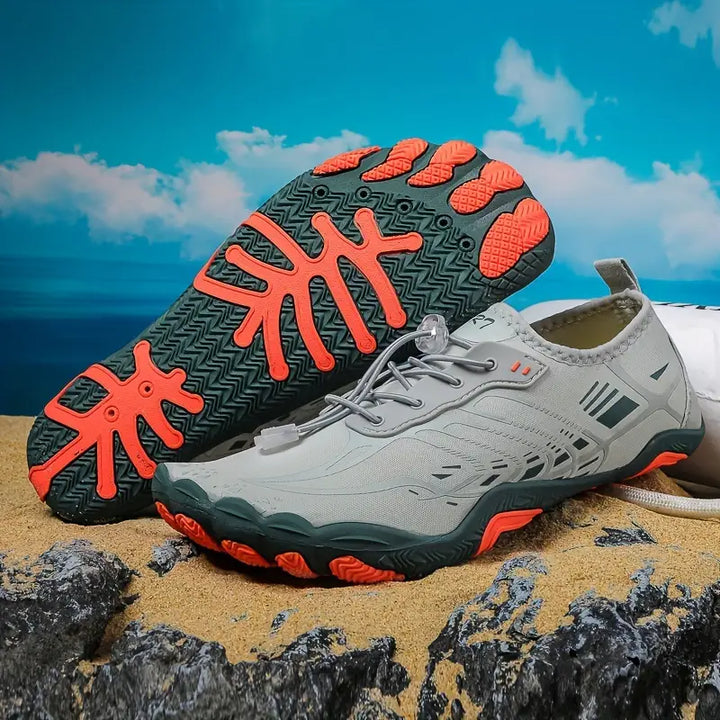 Graue Outdoor-Wasserschuhe mit rutschfester Sohle, ideal für Wandern und Wassersport.