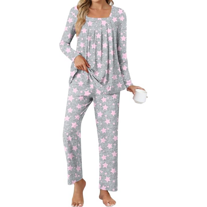 Frau in grauem Pyjama mit rosa Sternen, hält Tasse, gemütliche Nachtwäsche, Langarm, Baumwolle.