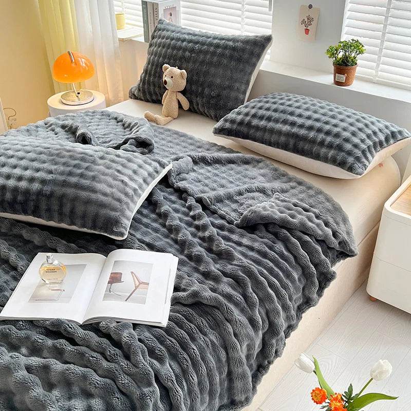 Graues Plüsch-Bettwäsche-Set, Kissen und Decke, gemütliches Schlafzimmer, modernes Design.