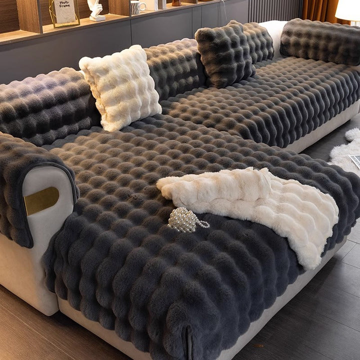 Graue Plüsch-Sofabezug mit Kissen, weiches Material, modernes Wohnzimmer-Dekor.