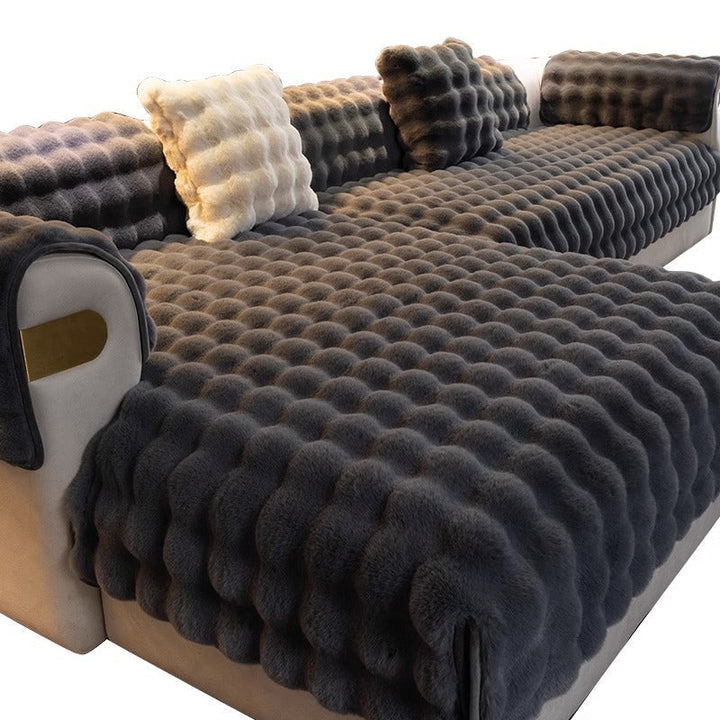 Graues, plüschiges Sofa mit Kissen, modernes Design, gemütliches Wohnzimmermöbel.