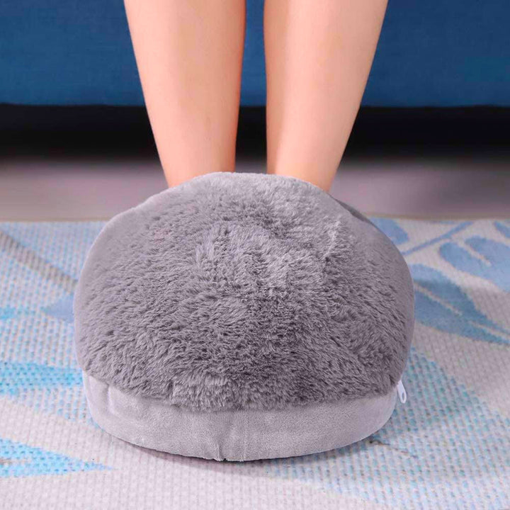 Grauer, flauschiger Fußwärmer Pantoffel, ideal für kalte Wintertage, gemütlich und warm.