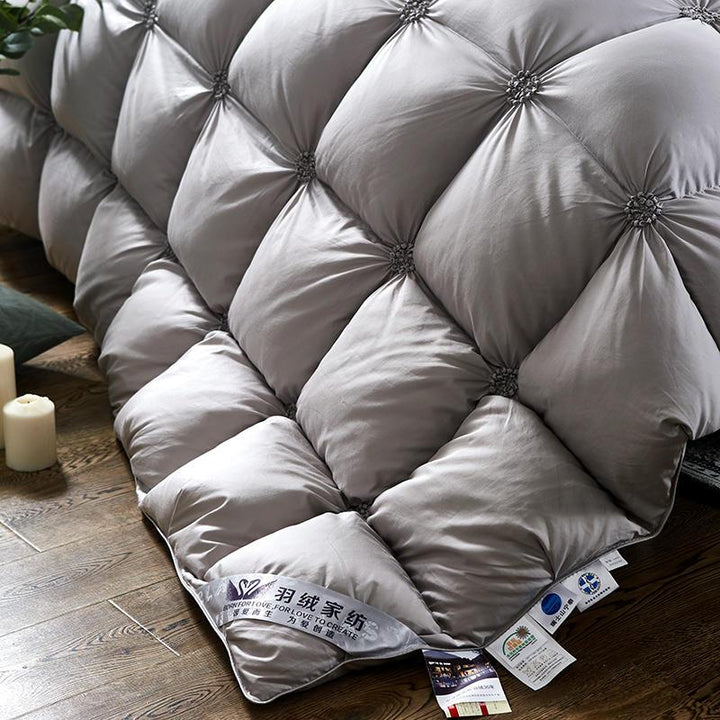 Graue gesteppte Daunendecke, luxuriös, weich, Schlafzimmer, gemütlich, hochwertig.