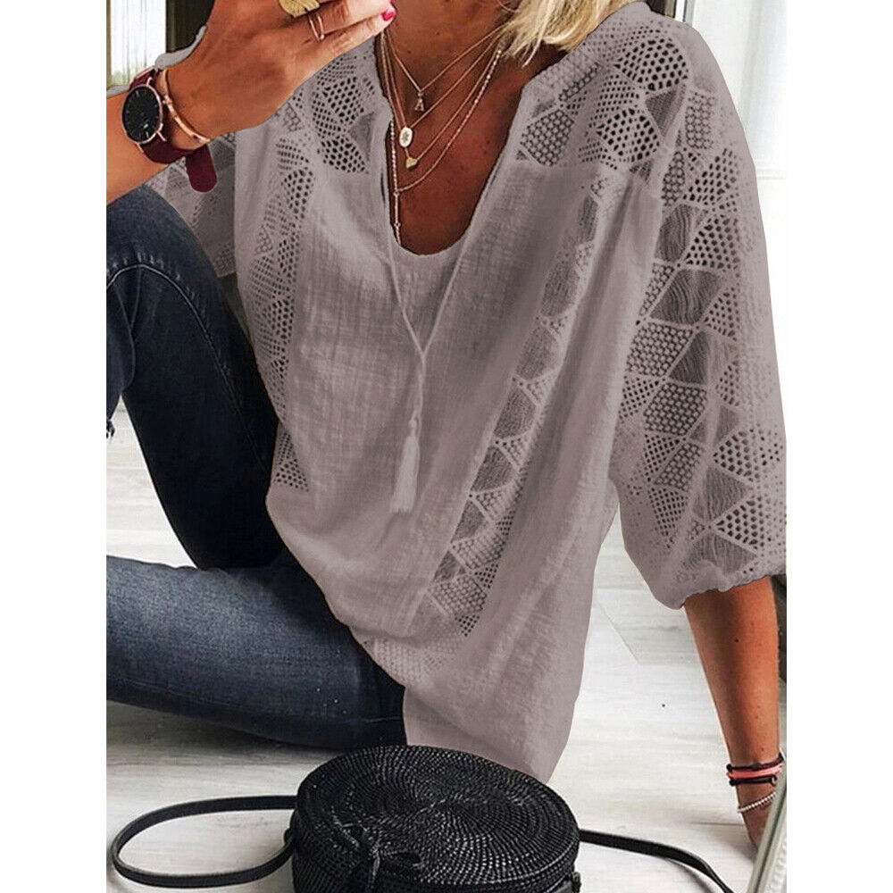 Frau in grauer Spitzenbluse, Jeans, mit schwarzer runder Tasche, lässiger Look.