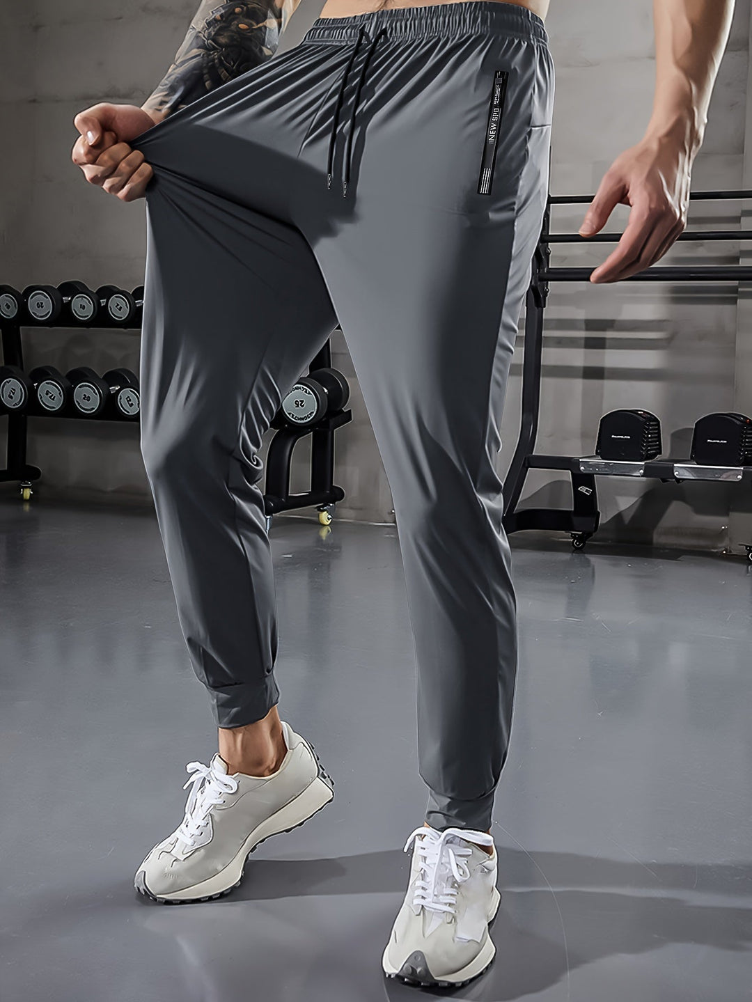 Graue Herren-Trainingshose, elastisch, atmungsaktiv, ideal für Fitnessstudio und Sport.