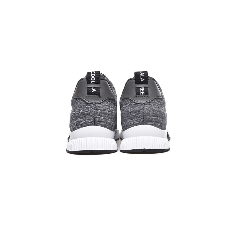 Graue Sportschuhe, Rückansicht, gestricktes Obermaterial, weiße Sohle, Herren Sneaker.