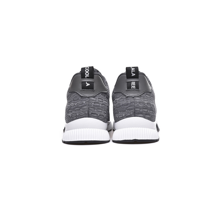 Graue Sportschuhe, Rückansicht, gestricktes Obermaterial, weiße Sohle, Herren Sneaker.