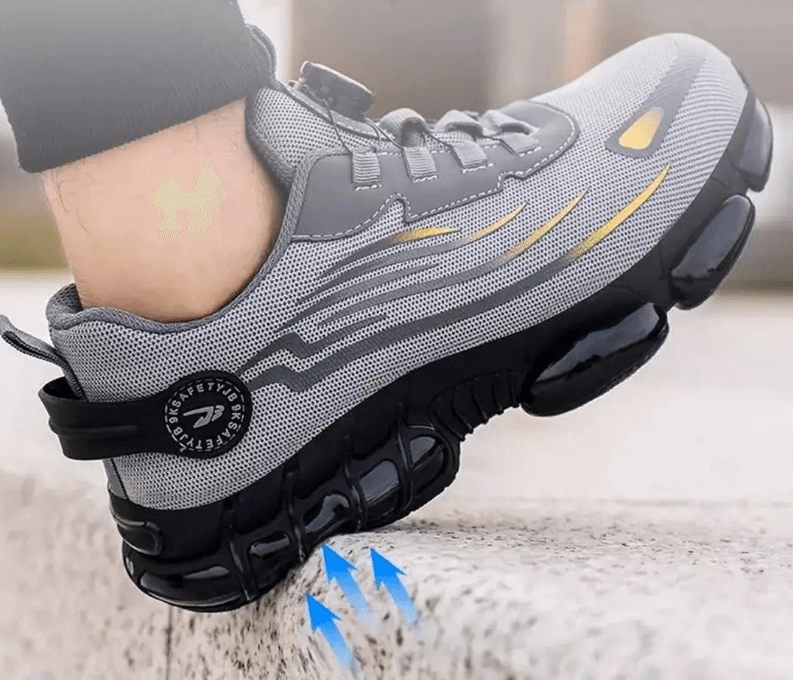 Grauer Sportschuh mit dicker Sohle, atmungsaktivem Mesh, ideal für Laufen und Fitness.