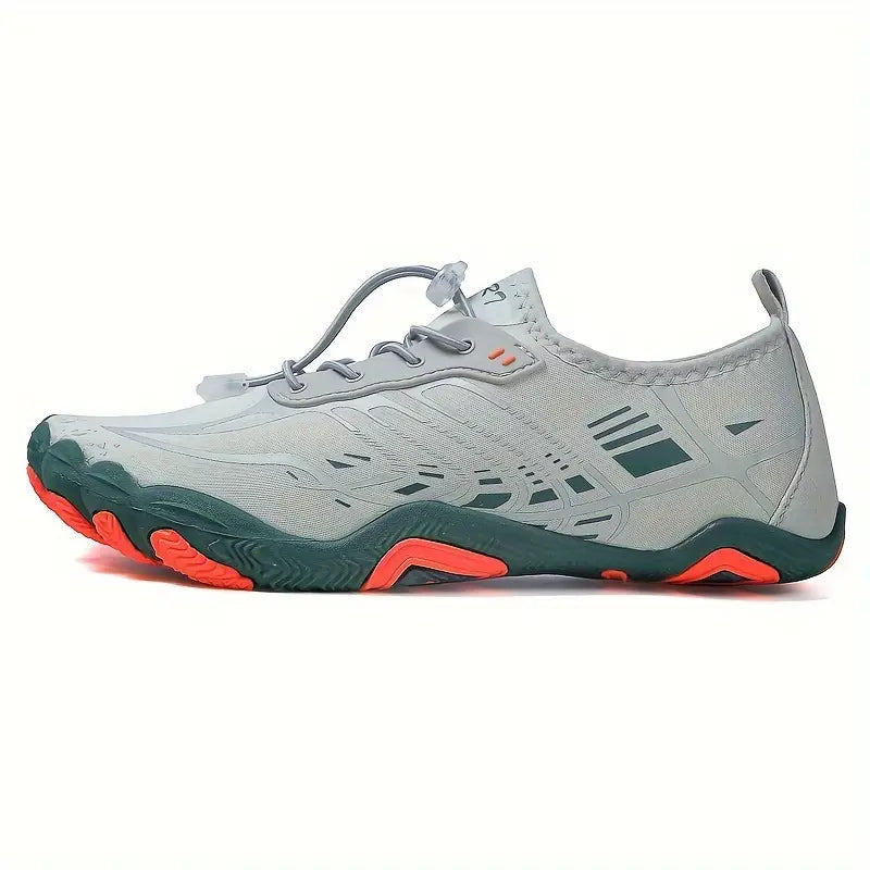 Grauer Barfußschuh mit grüner Sohle und rotem Profil, ideal für Outdoor-Aktivitäten.