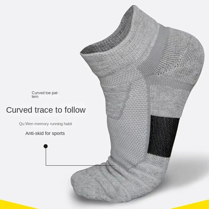 Graue Sportsocke mit Anti-Rutsch-Funktion, gebogenem Zehenmuster, ideal zum Laufen.