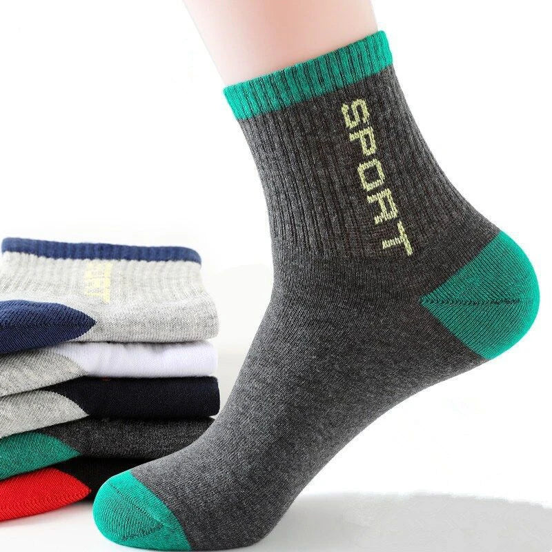 Graue Sportsocken mit grünem Rand und Schriftzug, gestapelt, Baumwolle, Unisex, bequem.