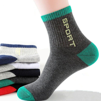 Graue Sportsocken mit grünem Rand und Schriftzug, gestapelt, Baumwolle, Unisex, bequem.