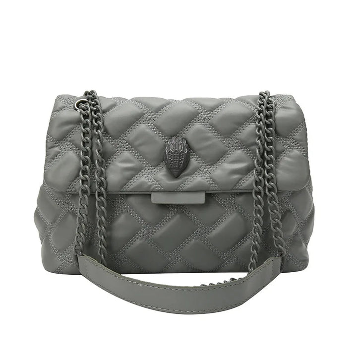 Graue gesteppte Handtasche mit Kettenriemen, modisches Accessoire, Damenmode, elegant.