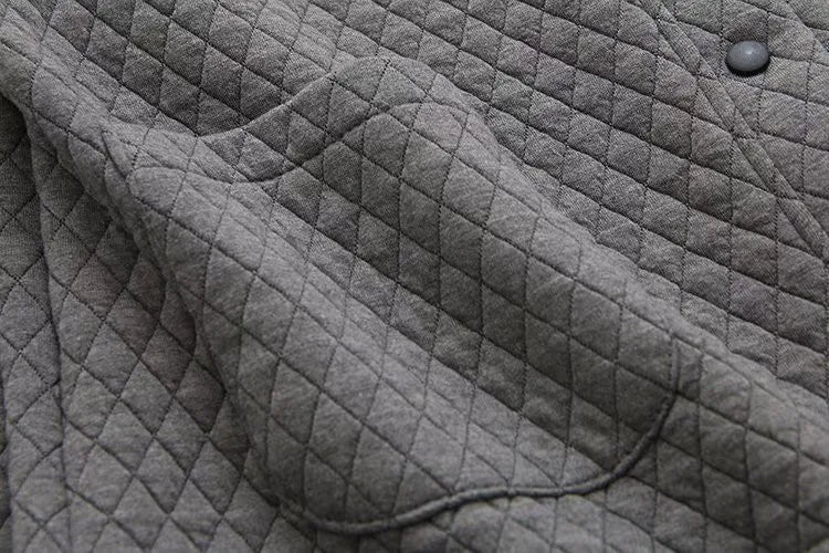 Graue gesteppte Jacke, Baumwolle, Rautensteppung, modisch, warm, Herbstbekleidung.