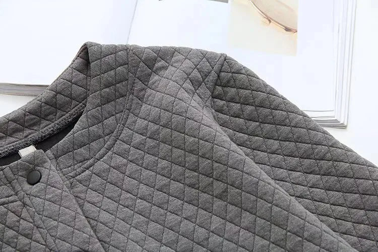 Graue gesteppte Jacke aus Baumwolle, modisch und warm, ideal für Herbst und Winter.