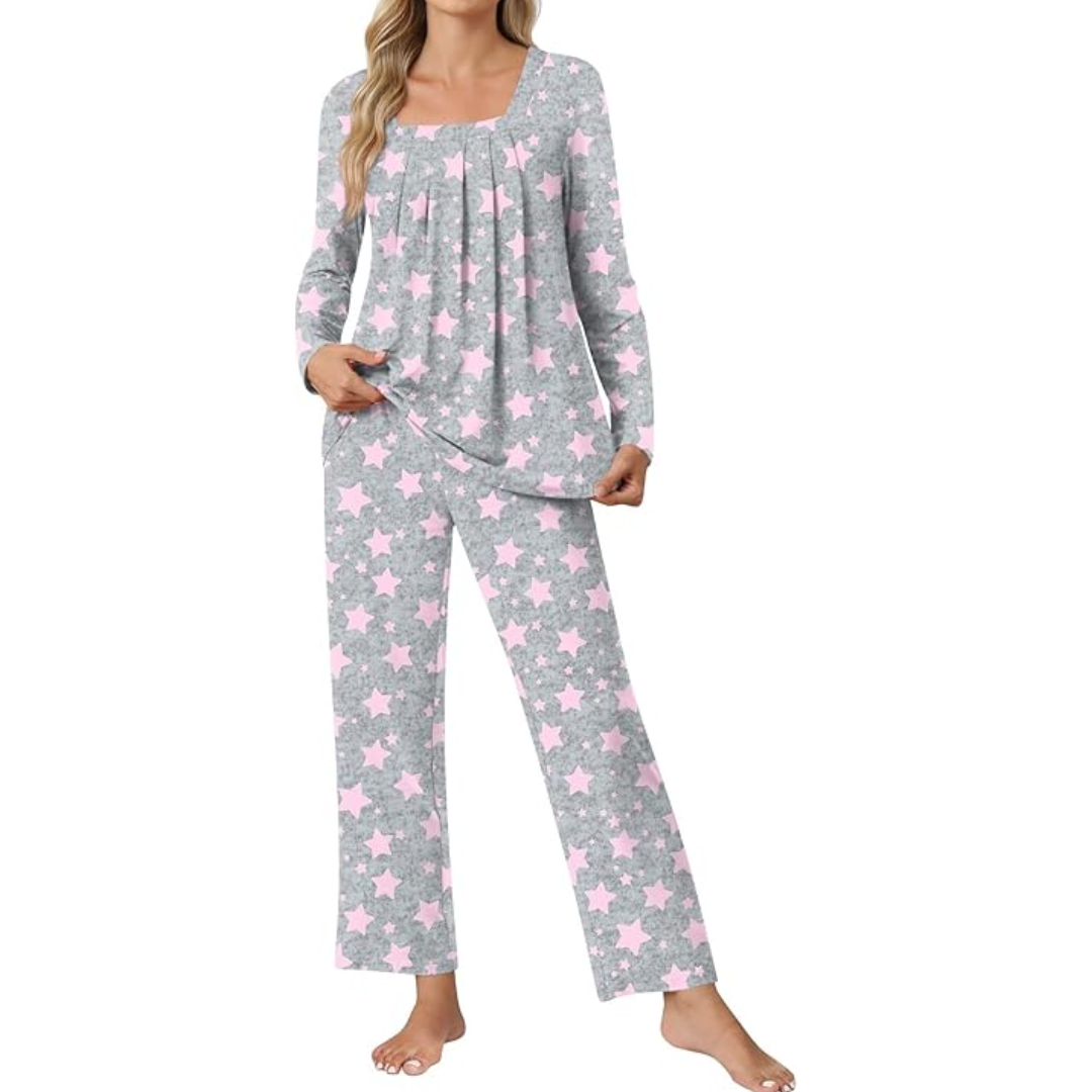 Frau in grauem Pyjama mit rosa Sternen, langärmelig, bequem, Nachtwäsche für Damen.