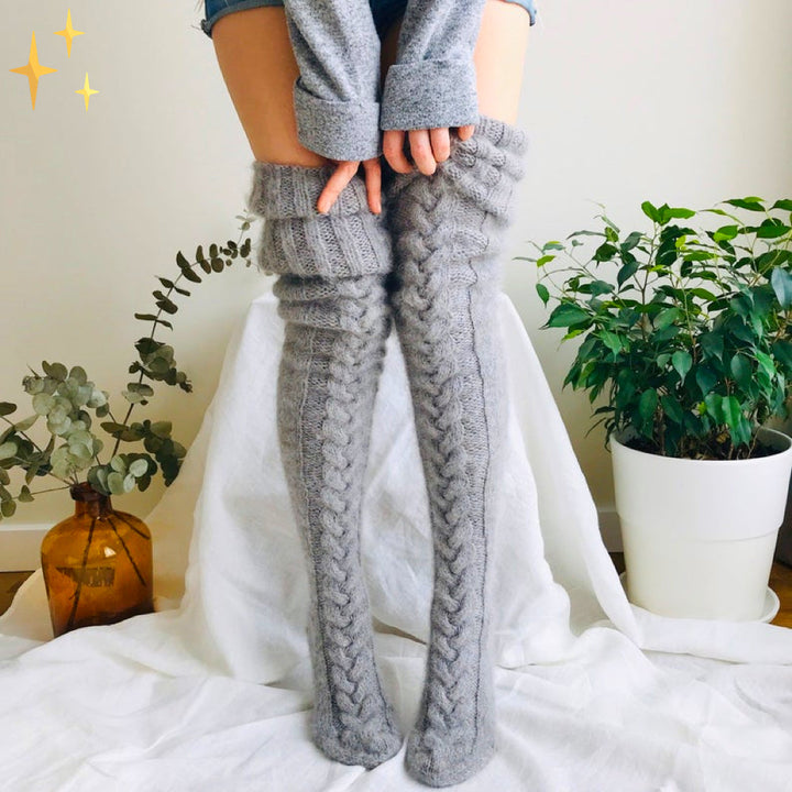 Graue Strick-Overknee-Stulpen aus Wolle, gemütlich, modisch, ideal für Herbst und Winter.