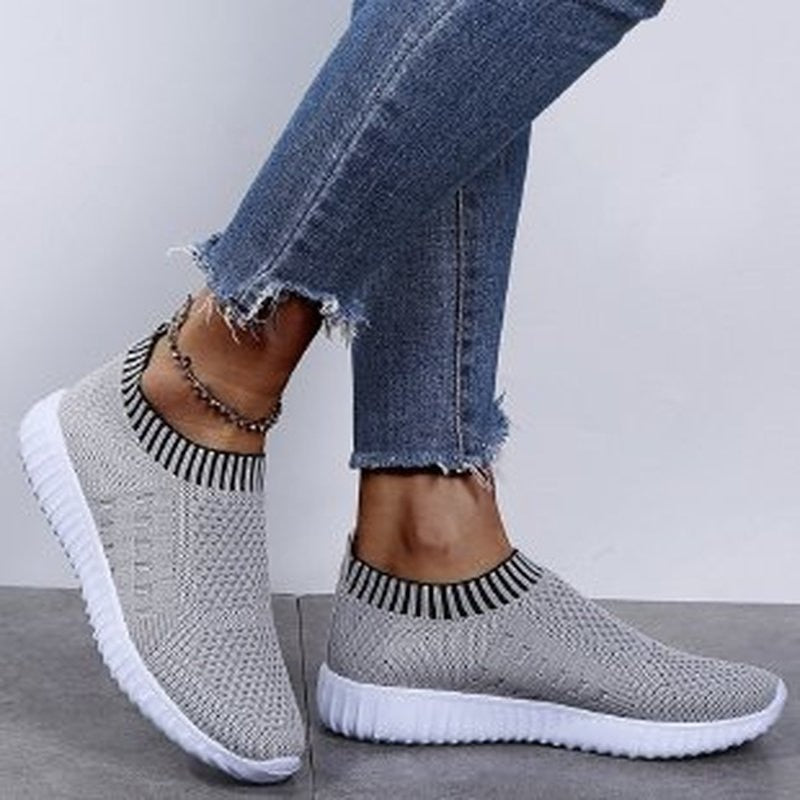 Graue Damen-Sneaker aus Strickstoff, bequem, atmungsaktiv, mit weißer Sohle.