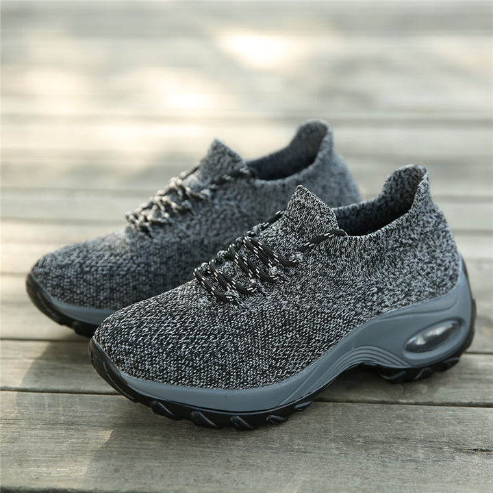 Graue Strick-Sneaker mit dicker Sohle, atmungsaktiv, ideal für Damen, bequemes Design.