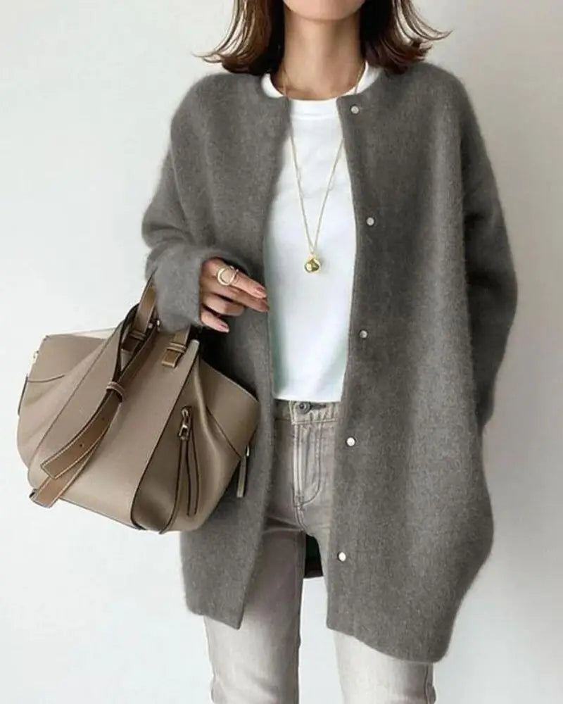 Frau in grauem Wollmantel, weiße Bluse, beige Handtasche, modisch, elegant, Herbstmode.