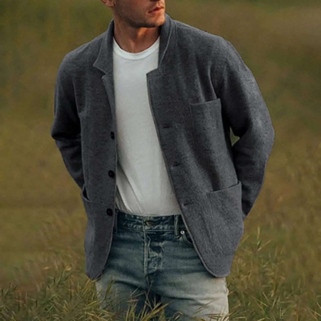 Graue Herrenjacke aus Wolle, lässig, mit Knöpfen, getragen von Mann im Freien.