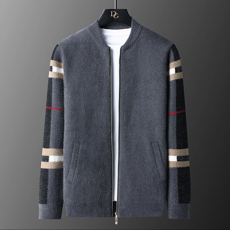 Graue Strickjacke mit Reißverschluss, karierten Ärmeln, Herrenmode, stilvoll, elegant.