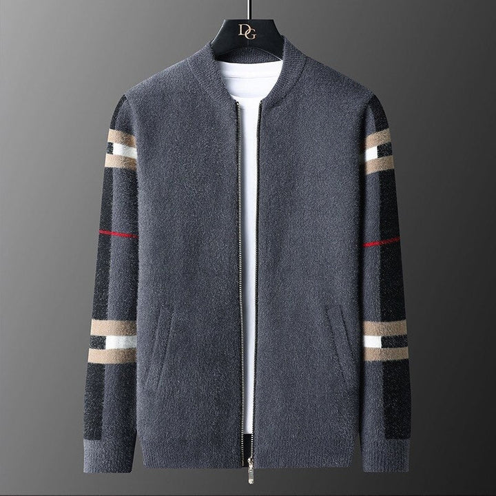 Graue Strickjacke mit Reißverschluss, karierten Ärmeln, Herrenmode, stilvoll, elegant.