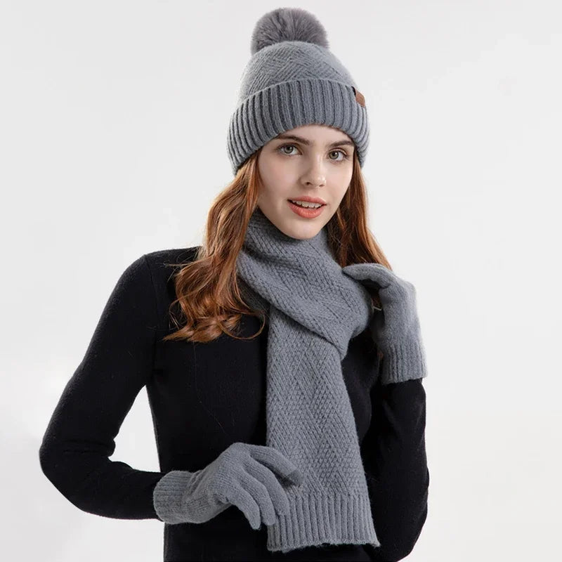 Frau mit grauem Strickmütze, Schal und Handschuhen, Wintermode, warm, stilvoll, Accessoires.