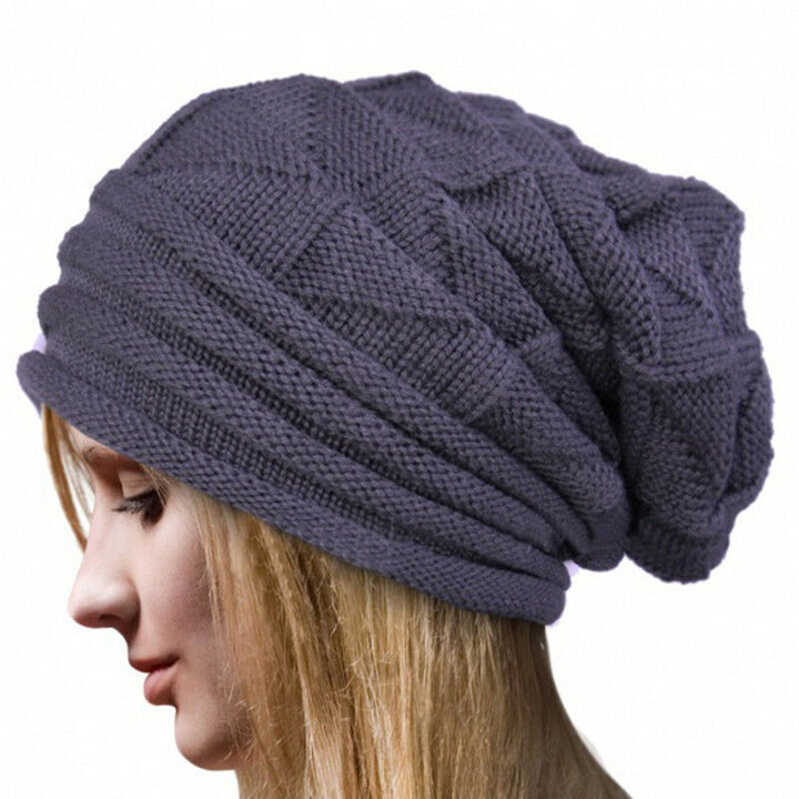 Graue Strickmütze Damen, Wintermode, warm, stilvoll, weiches Material, Freizeitkleidung.