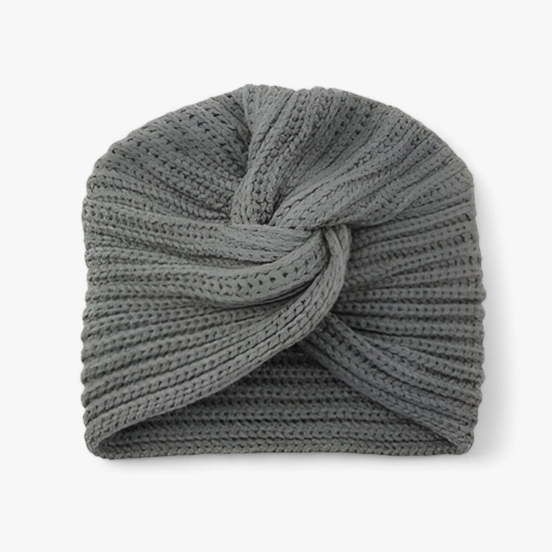Graue Strickmütze aus Wolle, modisches Accessoire, warm und stilvoll für den Winter.