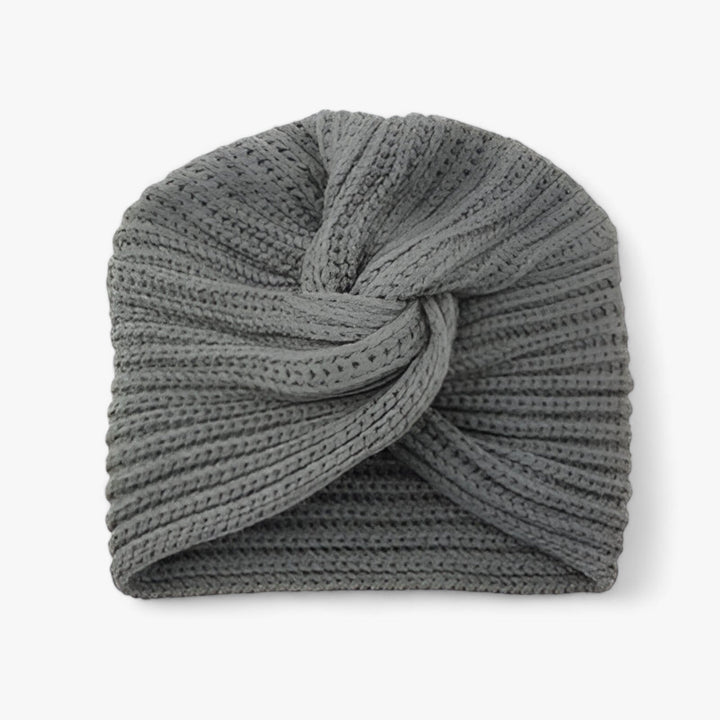 Graue Strickmütze aus Wolle, modisches Accessoire, warm und stilvoll für den Winter.