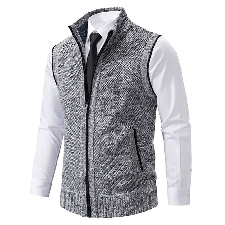 Graue Strickweste mit Reißverschluss, Herrenmode, über weißem Hemd, eleganter Stil.