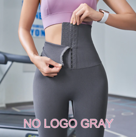 Frau trägt grauen Taillentrainer, Sportbekleidung, Fitnessstudio, Bauchweg, Shapewear.