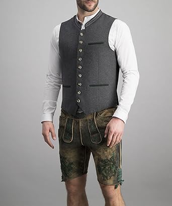 Mann in traditioneller Tracht mit grauer Weste und Lederhose, bayerische Mode, Oktoberfest-Outfit.