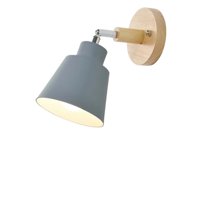 Graue Wandleuchte mit Holzhalterung, modernes Design, Innenbeleuchtung, skandinavischer Stil.
