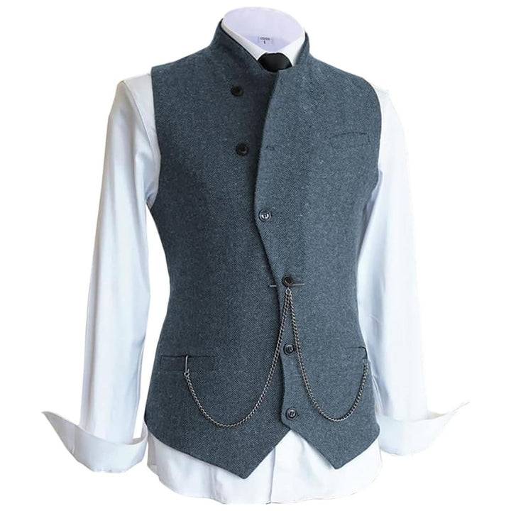 Graue Herrenweste mit Kette, elegantes Design, über weißem Hemd, ideal für formelle Anlässe.