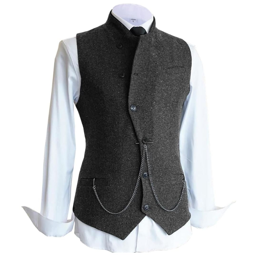 Graue Herrenweste mit Kette, Stehkragen, Knöpfen, über weißem Hemd, eleganter Vintage-Stil.