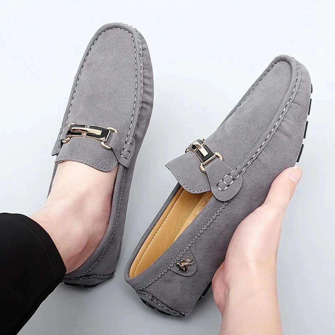 Graue Herren-Mokassins aus Wildleder mit Metallschnalle, stilvolle Freizeitschuhe.