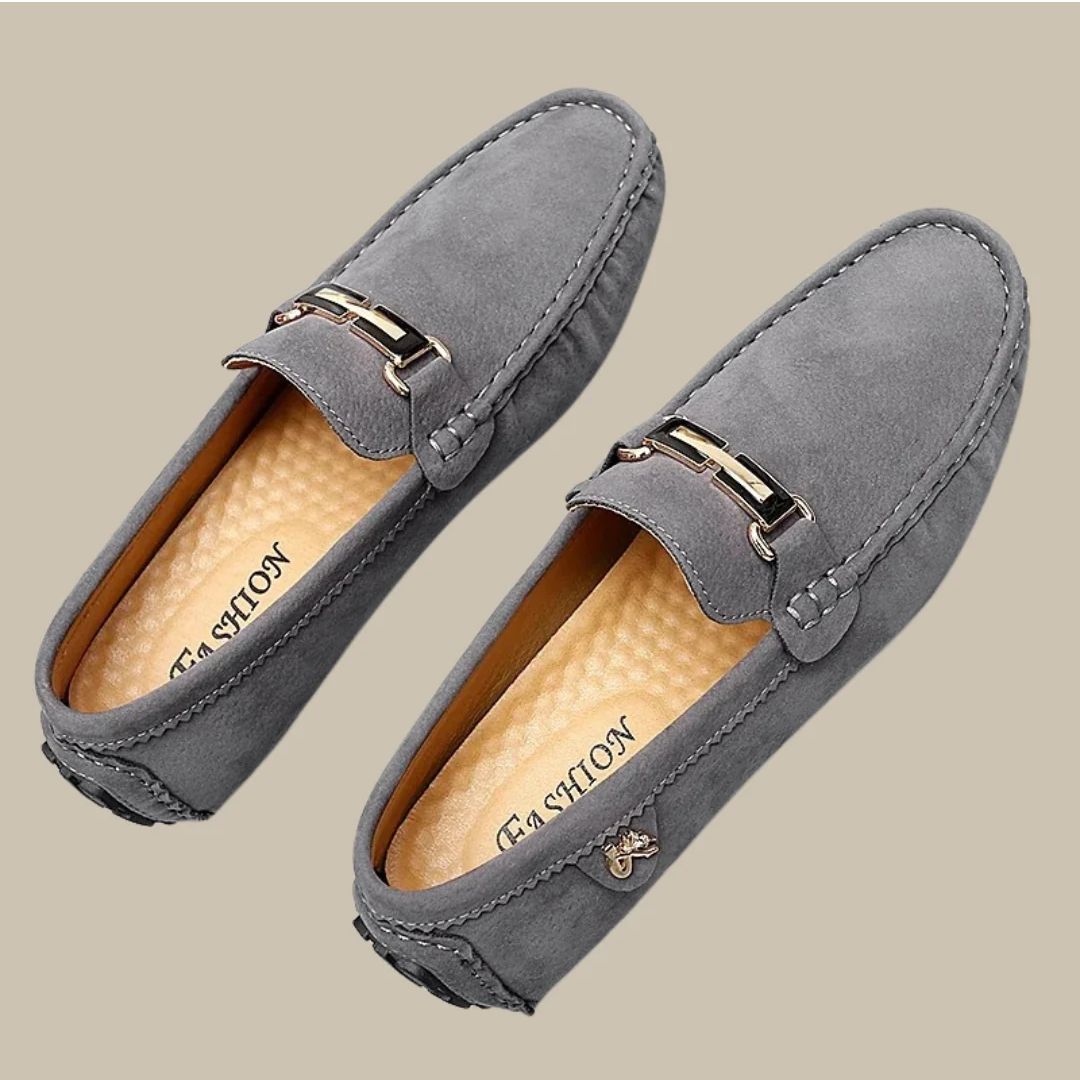 Graue Wildleder-Mokassins für Herren mit Metallschnalle, elegantes Design, rutschfeste Sohle.