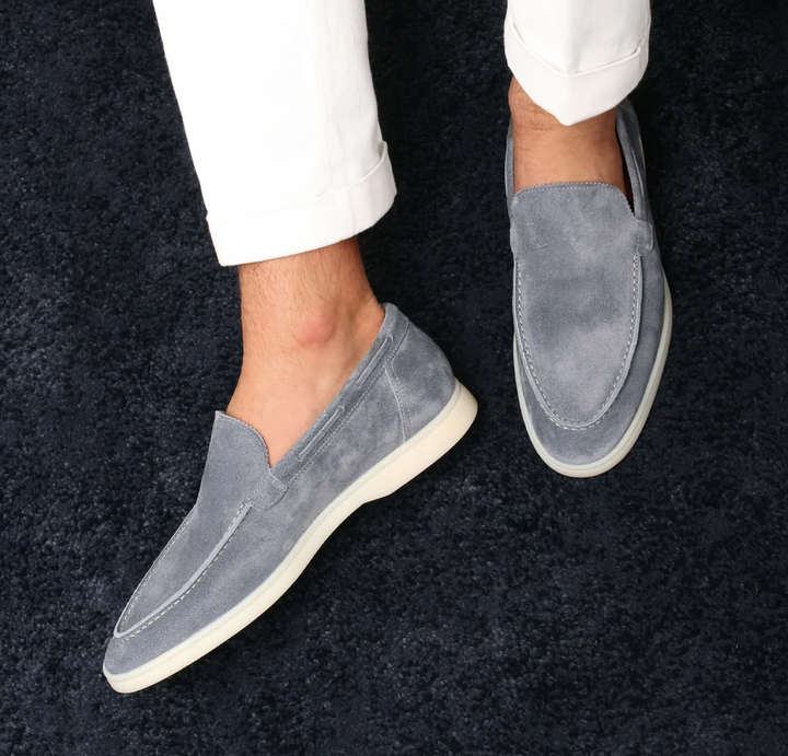 Graue Herren-Lederloafer, Wildleder, elegante Freizeitschuhe, weiße Sohle, stilvoll, bequem.