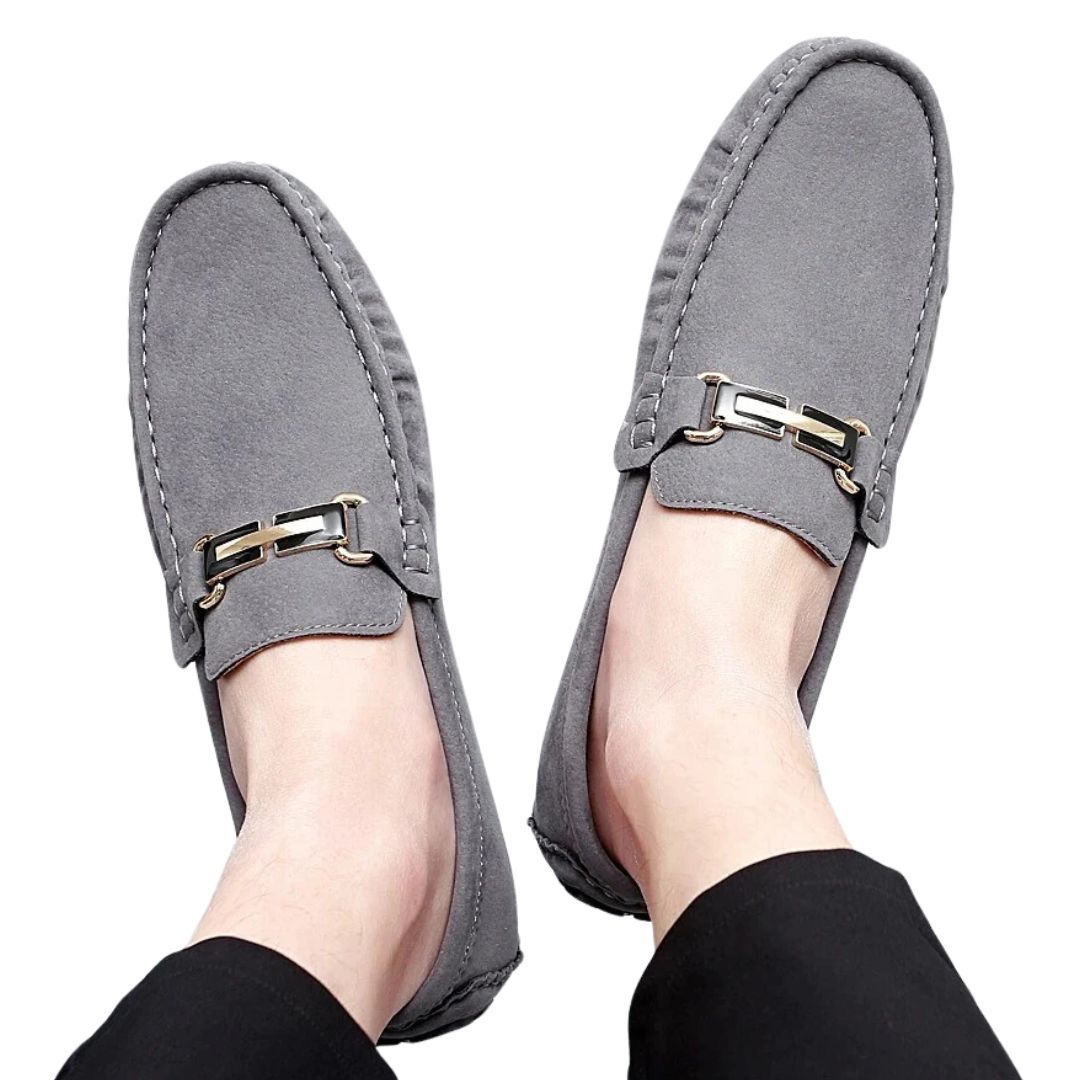 Graue Herren-Loafer aus Wildleder mit Metallschnalle, elegantes Design, bequeme Freizeitschuhe.